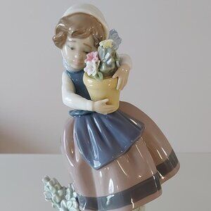 LLardo Figurine "Girl with flowers"